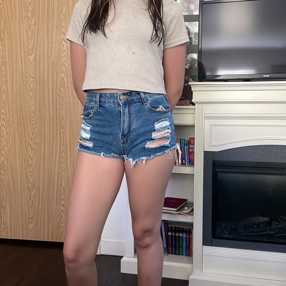 Cute booty shorts - Picture 2 of 3